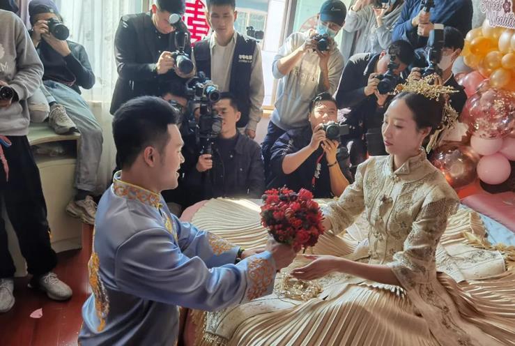 双喜临门奥运冠军石智勇晒最新动态未婚妻肤白貌美颜值超高