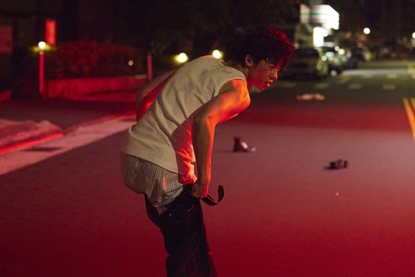 脏兮兮醉汉穿四角内裤狼狈躺路边仔细一看竟是超大咖男神