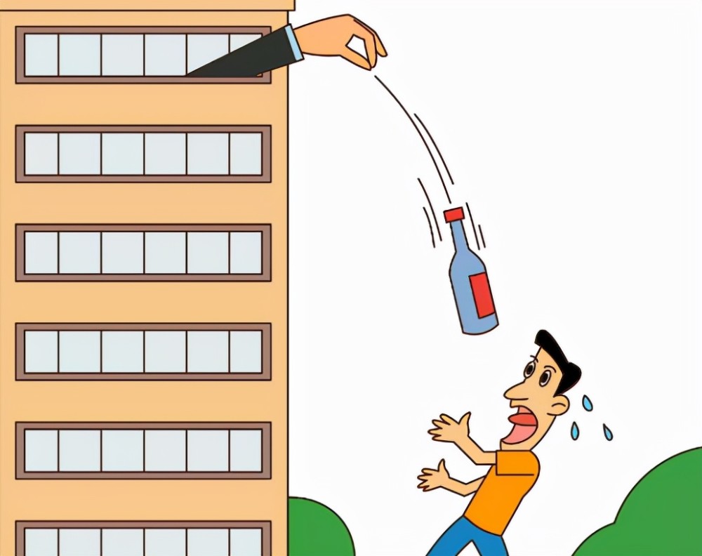 楼上住户故意往下倒剩饭楼下晒被子一把兜住网友素质堪忧