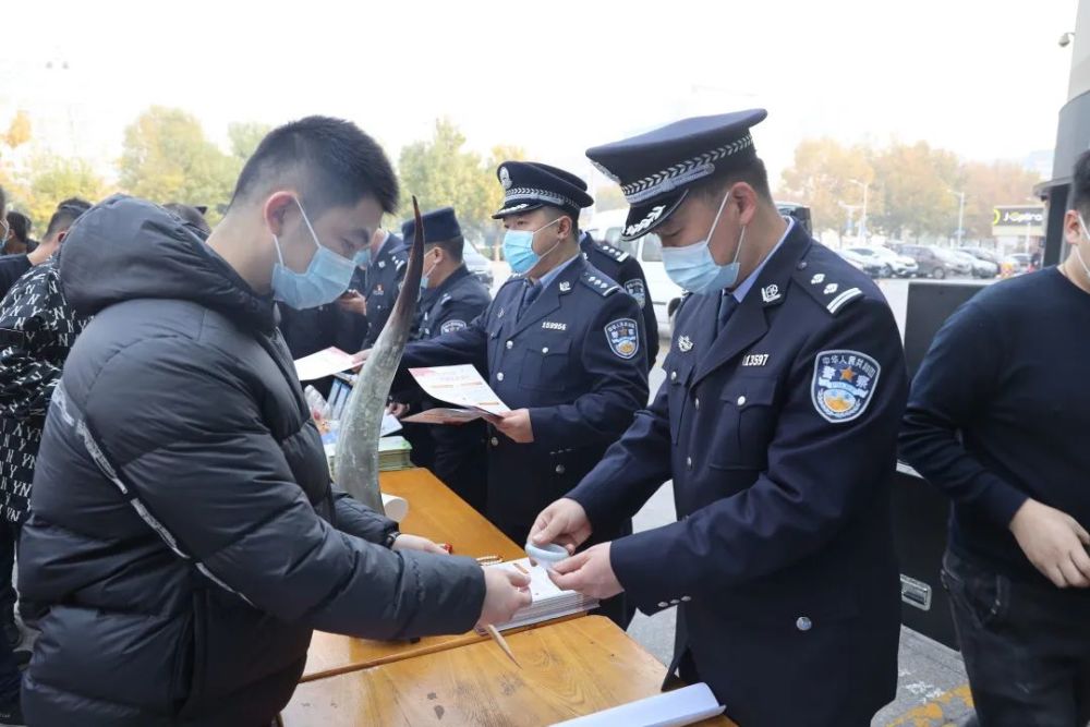 城阳公安举行雷霆14号行动战果展示暨赃款赃物返还大会