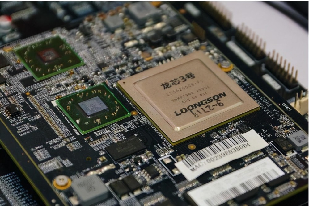 百万一颗的北斗芯片,中国轻松搞定,手机芯片为啥被美卡脖子?_腾讯新闻