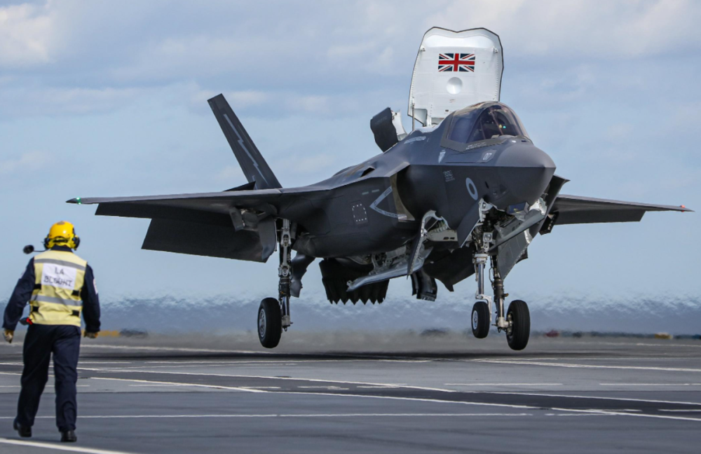 英航母突然又出事,1架f35当场坠毁,损失高达十几亿_腾讯新闻