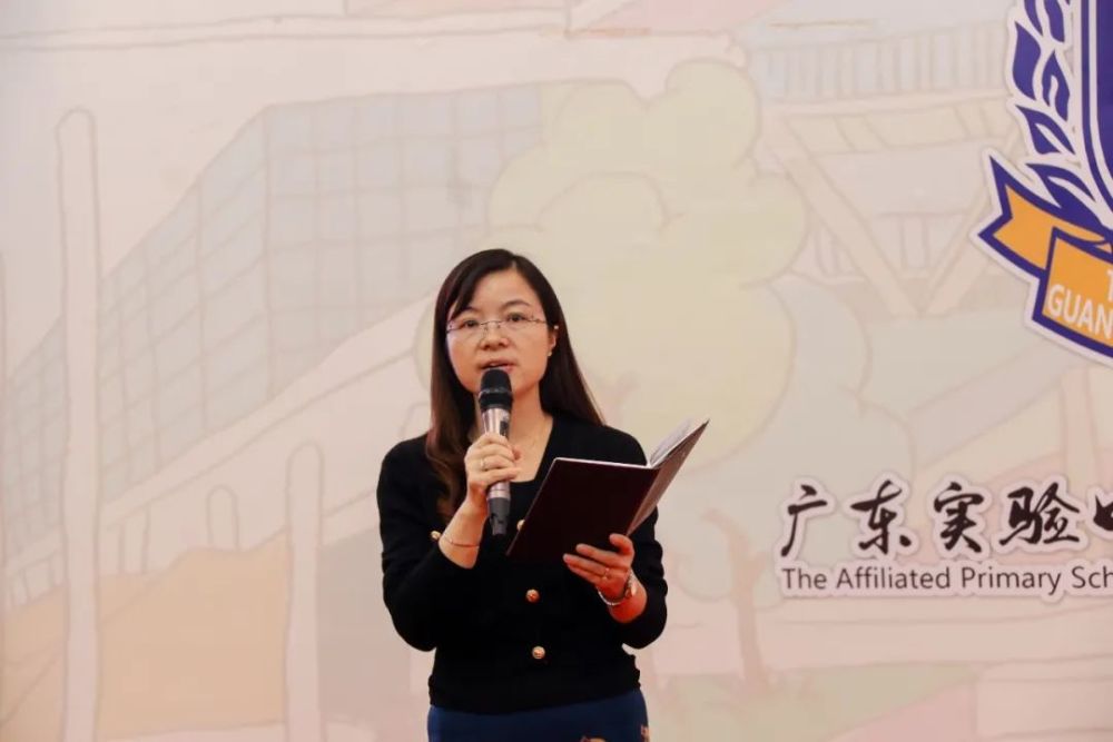 张晖老师对选手的主题班会课设计进行点评