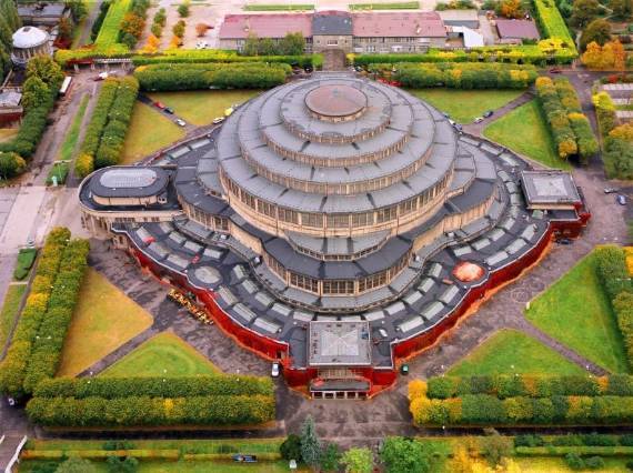 波兰世界文化遗产之一弗罗茨瓦夫百年厅内附波兰最新疫情数据