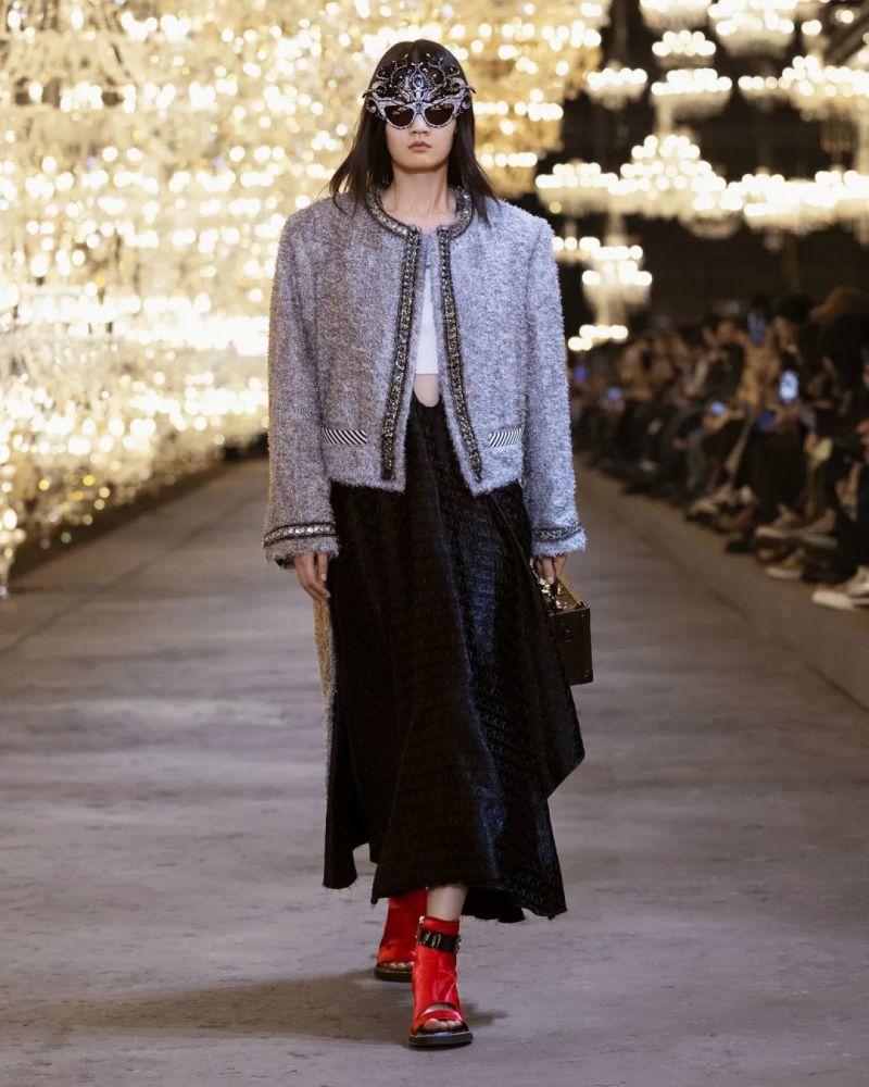 lv春夏22女装秀|跟东方宾利女孩们共赴沪上时装舞会_腾讯新闻