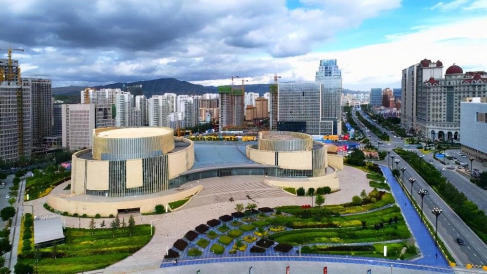 西宁目前的人口在240万左右,而兰州的则在430万左右,虽然人口看起来都