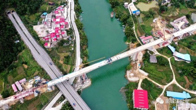 男子对贵南高铁建材下手……|贵南高铁|金城江区|高铁