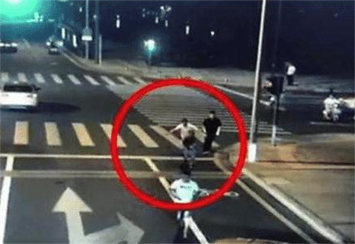 "昆山反杀案"回顾:宝马挑衅男曾多次获刑,挥刀追砍路人被反杀