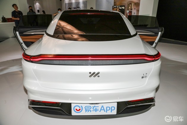 车辆尾部的溜背式造型流畅,配合专属车标,一定程度上增强了车辆的运动