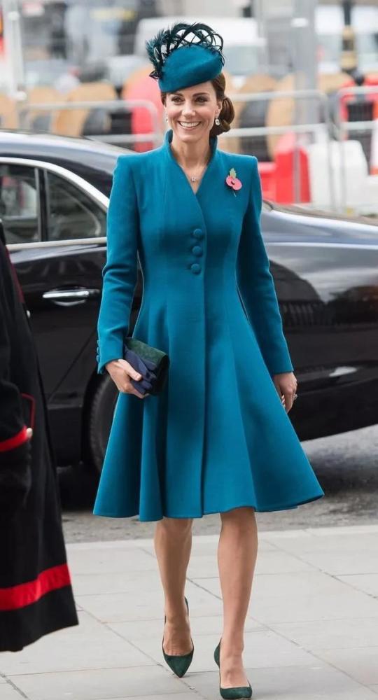 学凯特王妃这样搭配大衣简单时髦又很优雅还显得很上档次