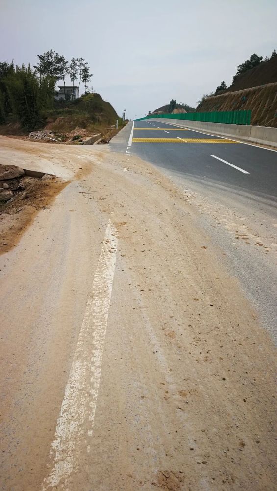 网友反映国道湄西线路面泥土多灰尘大,永丰上龙组排水