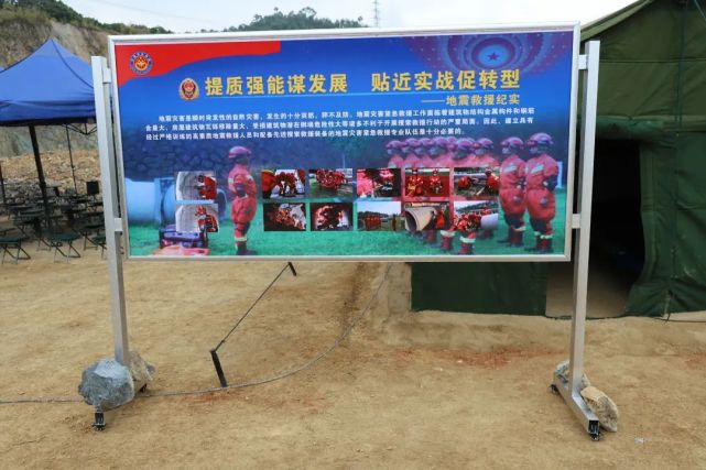 步入野外驻训场地,一条条战斗标语映入眼帘,迎风招展的旗帜,内容充实