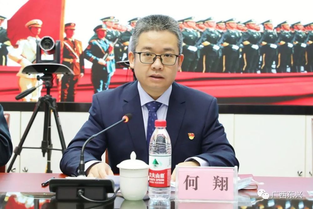 何翔在表态发言中表示,一定接好党管武装的"接力捧",在防城港市委,军