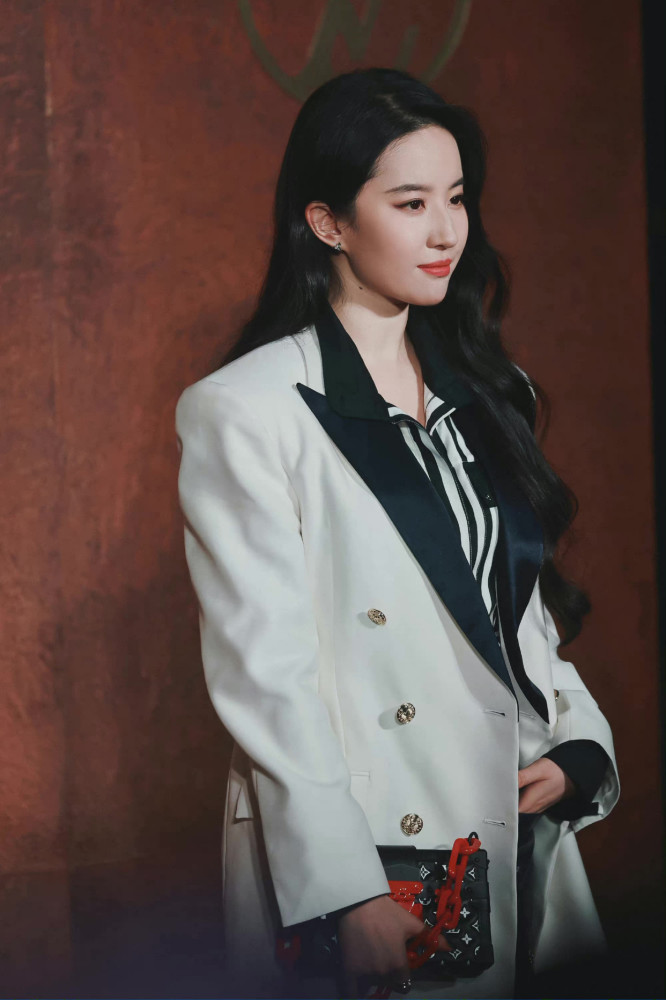 lv大秀还得看刘亦菲西装皮裤造型气场全开不穿礼裙也惊艳