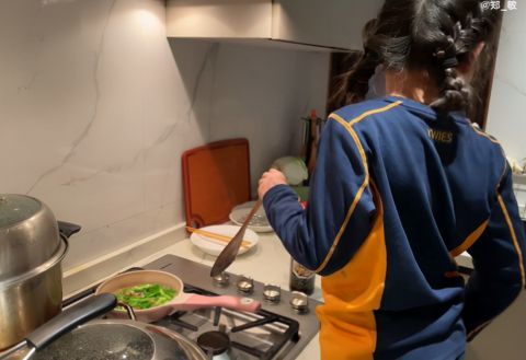 岳云鹏妻子晒女儿做饭视频 踩在凳子上炒菜,动作有模有样_腾讯新闻