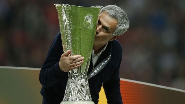 穆里尼奥办公室挂欧联夺冠照片,联赛第2竟是最好战绩