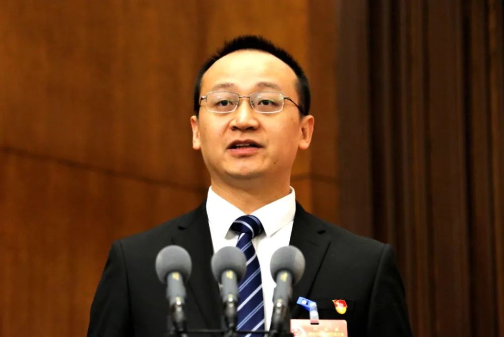 兴山县委副书记,县政府党组书记,县长提名人选吴浩代表县人民政府向