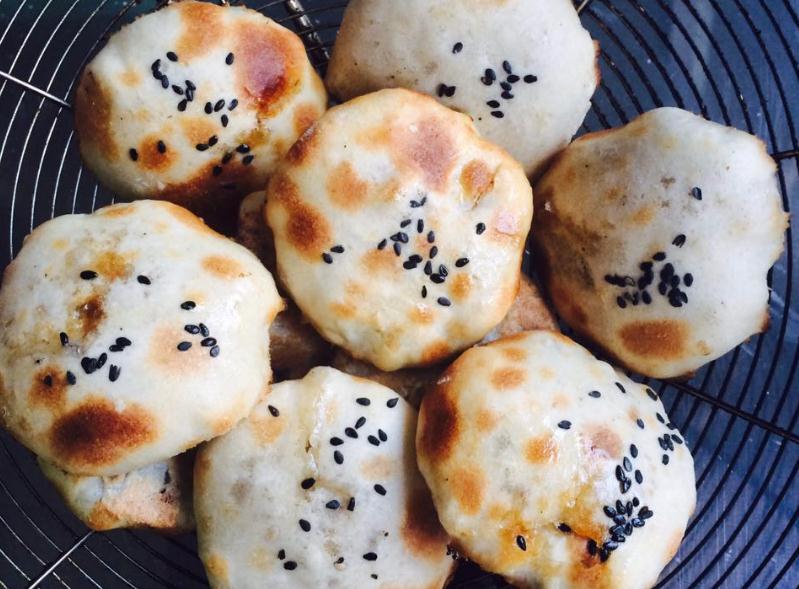 肉感十足这次要推荐的就是衢州这边的特色小吃——烤饼!