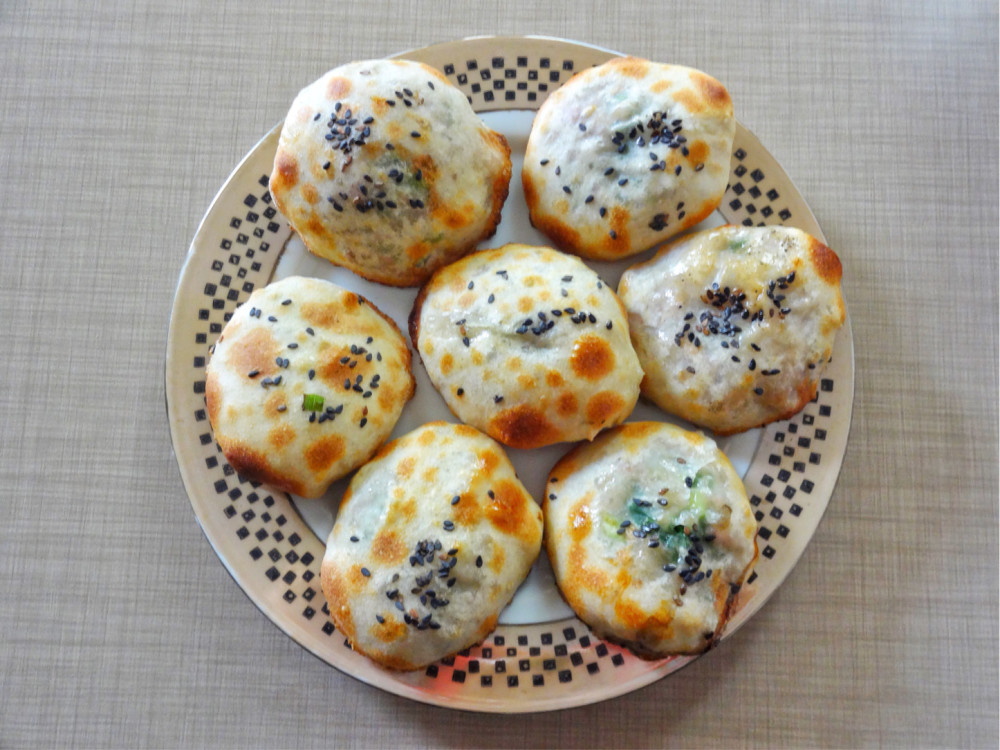 衢州烤饼跟一般的烤饼不同的地方有很多,一个是它很小,小小的一个,饼