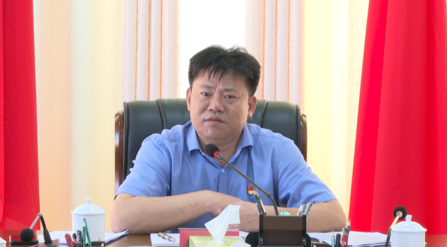 县委副书记赵文德主持会议.