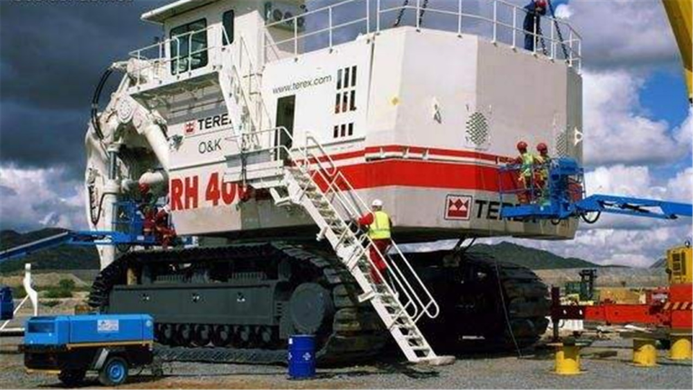 图为德国的rh400大型液压挖掘机