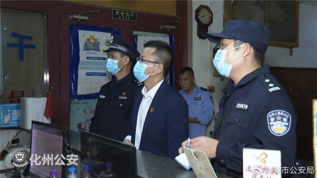 晚上8时,80多名参战民警和工作人员,在同庆镇政府大院集结