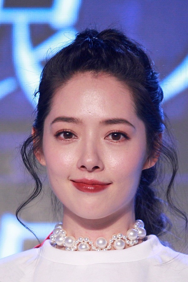 郭碧婷换发型像换了个人穿黑色连衣裙37岁的年纪20岁的脸蛋