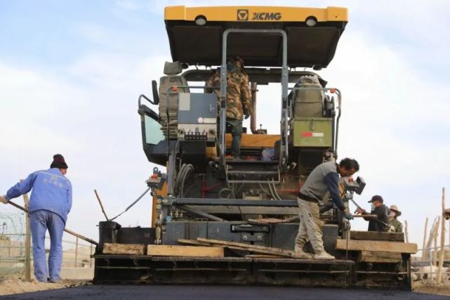 村第一书记,工作队队长王永祥说:"近年来,依山干村从人居环境到养殖