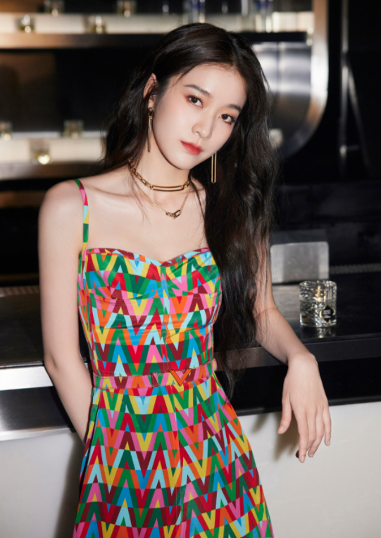 张雪迎人美就是太瘦了,穿拼色吊带连衣裙,长发披肩优雅动人_腾讯新闻