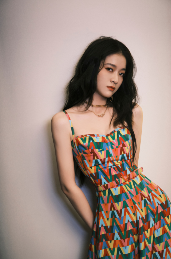 张雪迎人美就是太瘦了,穿拼色吊带连衣裙,长发披肩优雅动人_腾讯新闻