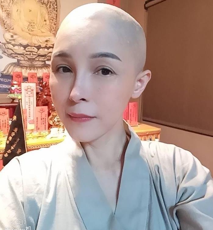 50岁女星唐德惠晒照宣布出家为尼老父亲陪她剃度一脸无奈