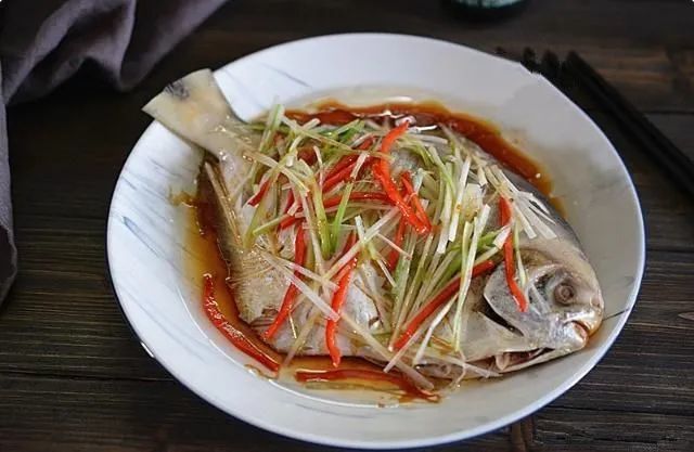 和许多鱼类一样,鲳鳊鱼的烹饪方式有很多,可以红烧,清蒸,熬粥,炖汤,煎