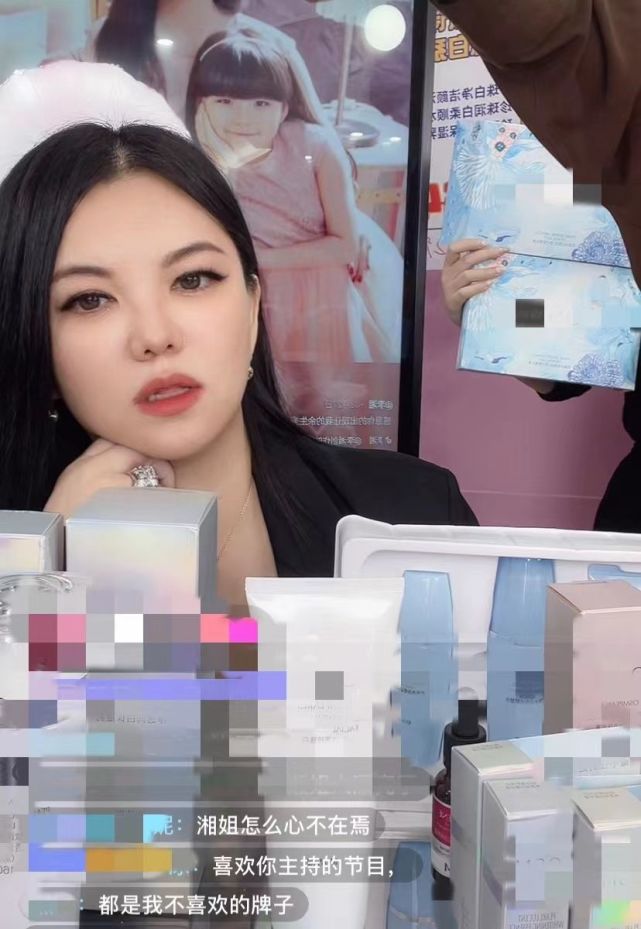 45岁李湘直播带货,手戴钻戒太抢眼,网友:早餐五千块吃的啥?