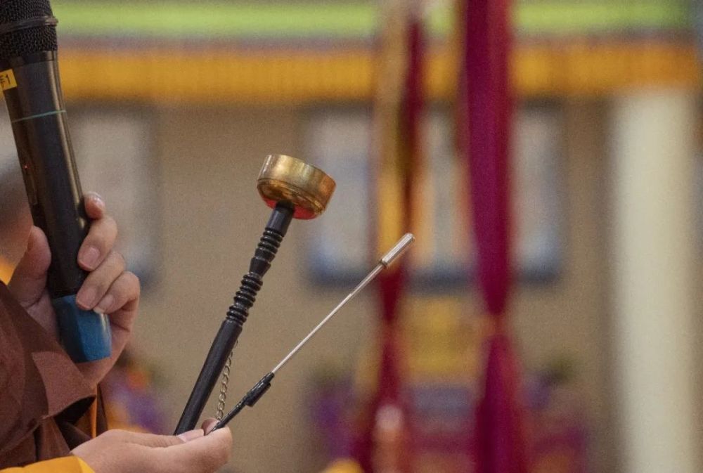 二是手磬,又称为"引磬",呈半球形或酒盅形,一般都是铜质的,直径约七