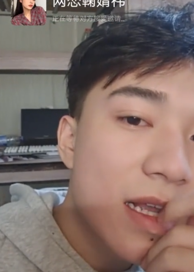 了视频聊天邀请,当镜头出现男生的真实颜值后,还别说,真有点小帅呢