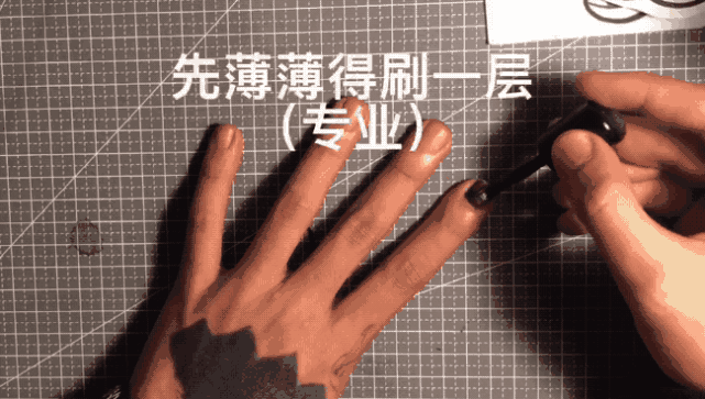 a:我自己玩滑板,我最喜欢的滑手是美国的 dylan rieder,他就很喜欢涂