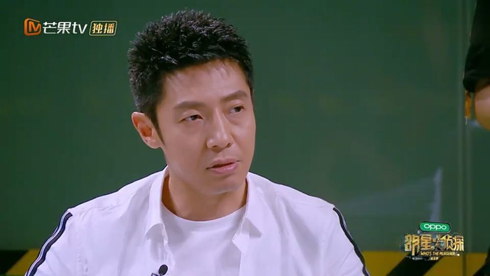 《今日说法》后,依然和以前一样西装革履认真严肃,之前在综艺节目里