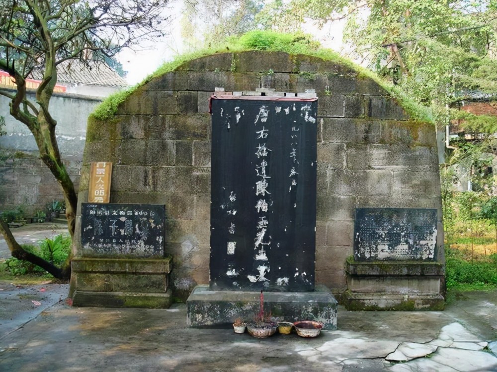 陈子昂墓陈子昂的两次上书都表示反对滥用酷刑,虽然在当时没有起到