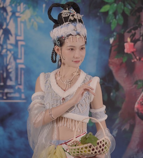 因为很多饰品买不到和原电视剧里一模一样的,朵朵花林就从网上购买