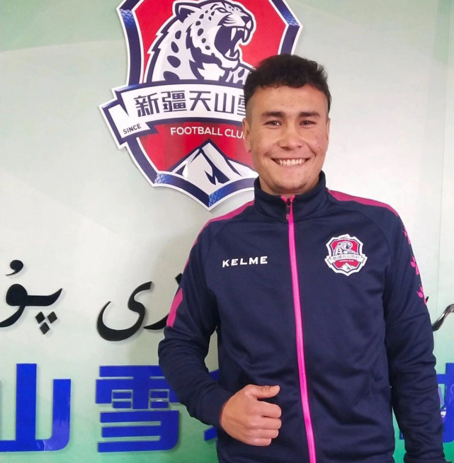 足球少年努尔飞腿踢上职业联赛互联网圆了他的梦