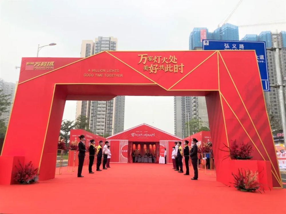 其次引入眼帘的是精心布置的交付现场——红地毯徐徐铺展,红灯笼高高