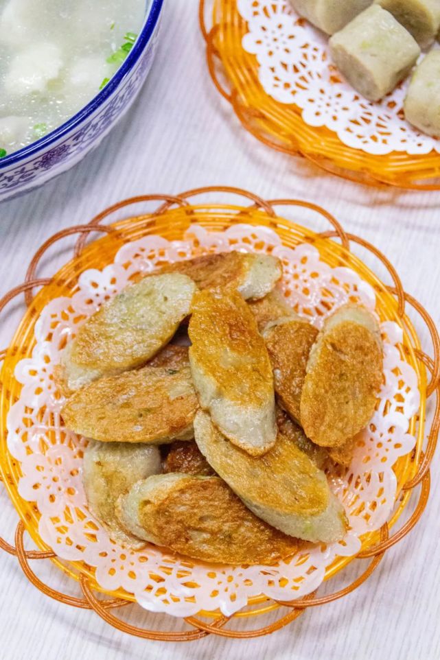 "煎鱼卷,吃的就是鲜香"来这店里的人,或是带回去煮火锅,或是在店里