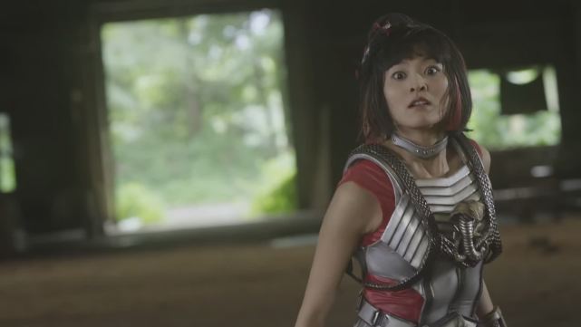 然后是《艾克斯奥特曼》里的假面骑士蜜桃姐,当初她演的是宙达哥哥的