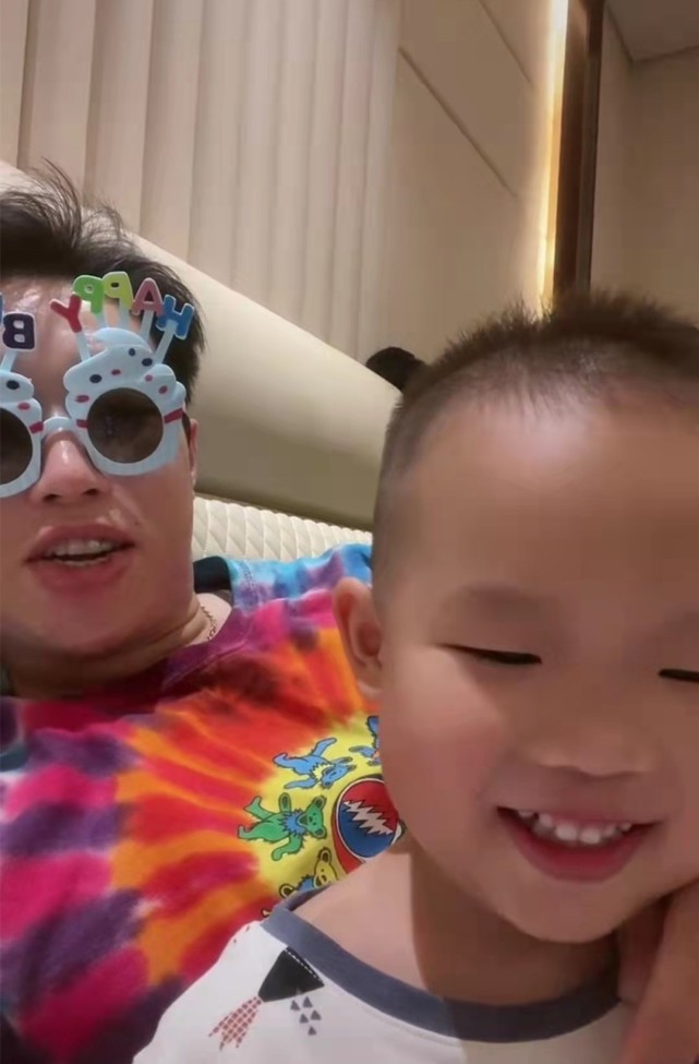 德云社烧饼晒儿子正面照3岁烧麦五官越来越帅继承妈妈高颜值