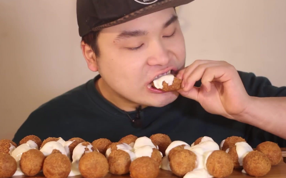 大胃王小贝越吃越瘦,胳膊肿胀疑似营养不良网友:都瘦脱相了