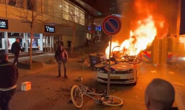汽车被烧，警方鸣枪：荷兰反防疫抗议酿骚乱致7伤最新版语文六年级下册