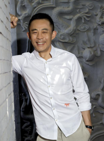 侯勇跑了10年龙套,成名之后,离婚娶了小自己11岁娇妻