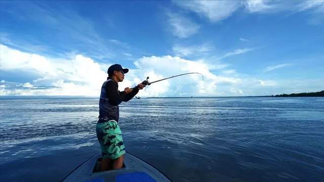 江西路亚爱好者野钓爆护,俩人抬着几十斤鱼获回家,网友:虐鱼