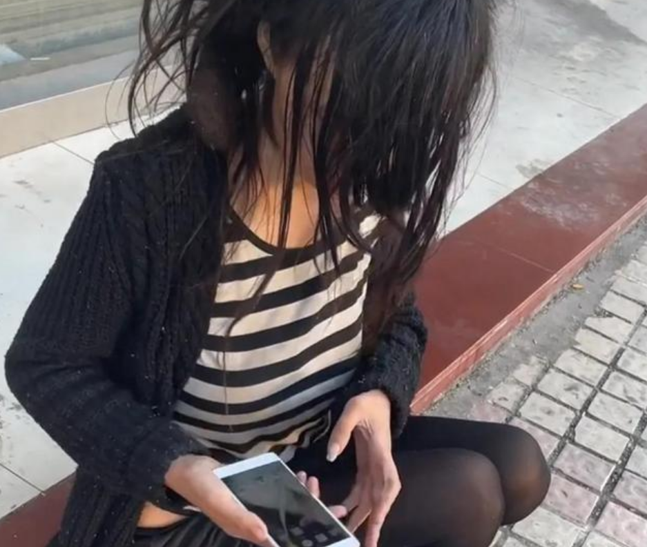 东莞街头出现黑丝流浪女每天被一群男人围观吃捡来的剩饭