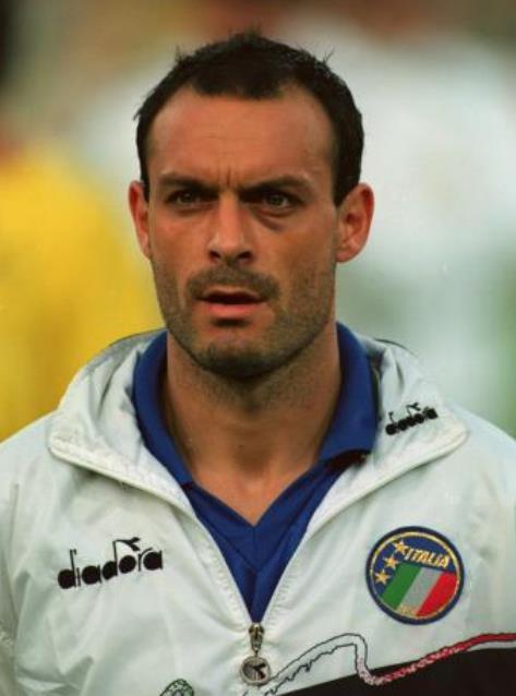 尤其是在比赛时间所剩无几,意大利后防线上还有曾加,巴雷西,贝尔戈米